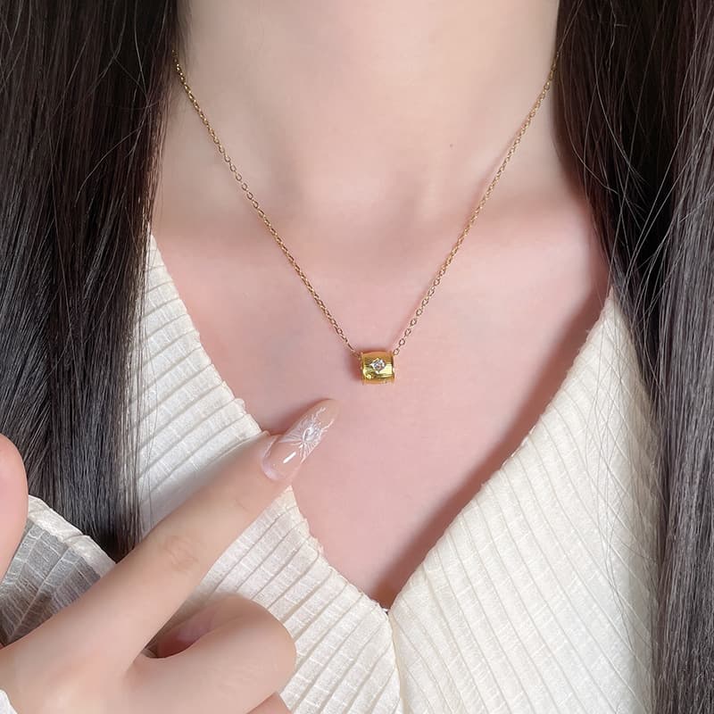 ゴールドアクセサリー レディース 小粒なめらかラインストーン入りバーネックレス