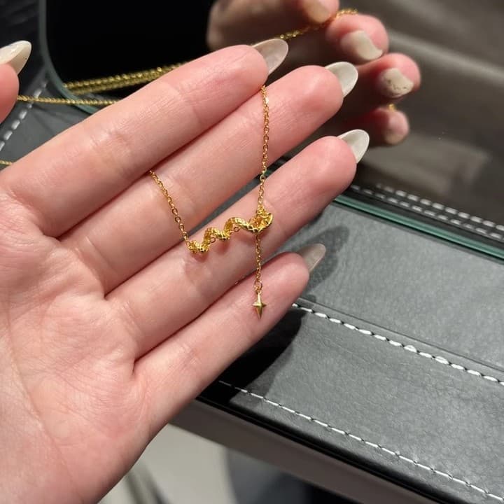 ゴールドアクセサリー レディース うねる蛇と星のしずくネックレス