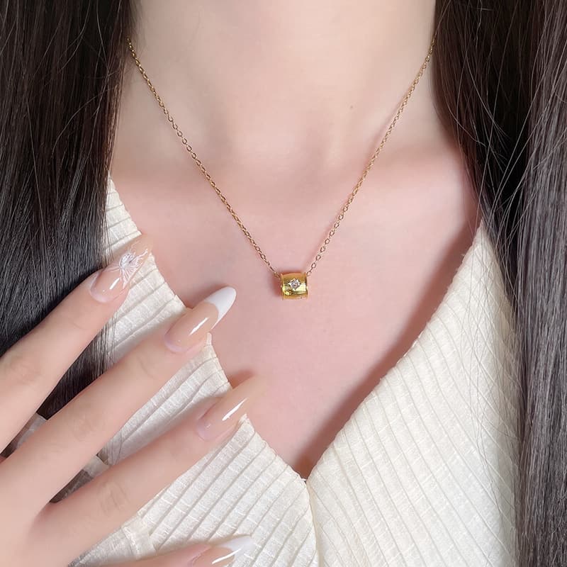 ゴールドアクセサリー レディース 小粒なめらかラインストーン入りバーネックレス