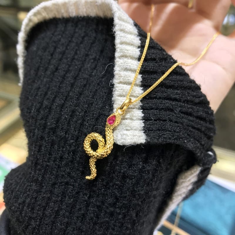 ゴールドアクセサリー レディース 優美な蛇モチーフペンダント