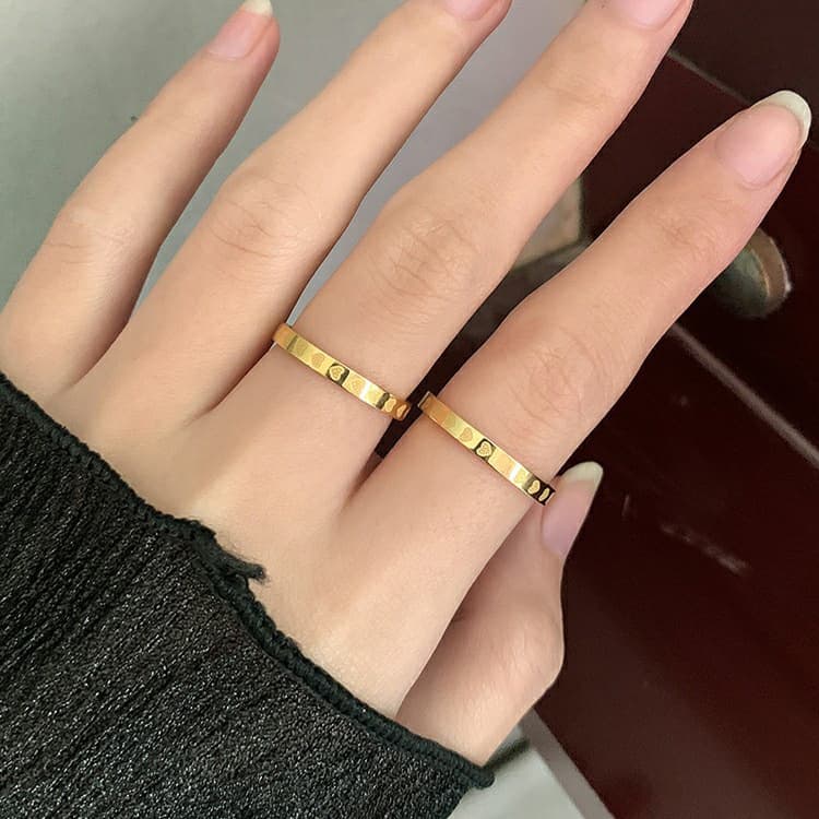ゴールドアクセサリー レディース ハート模様の細身リング