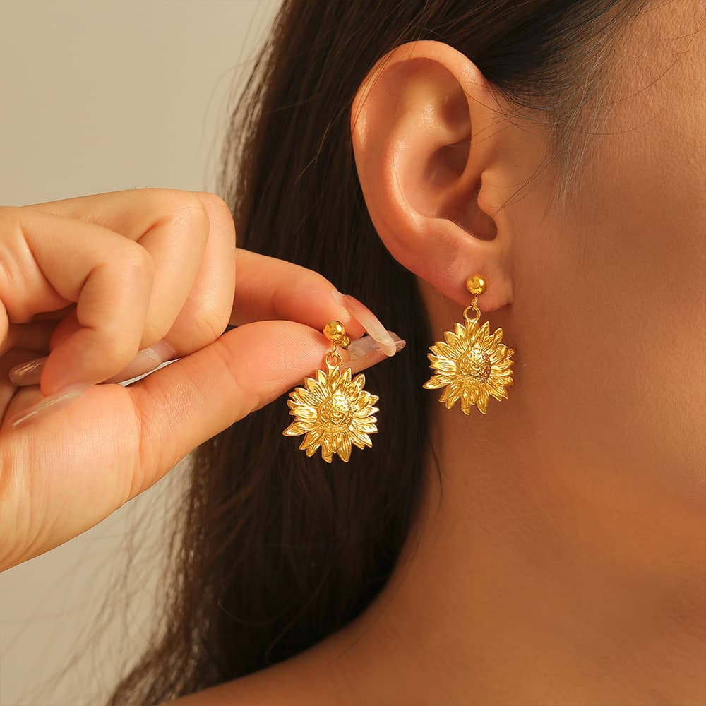 ゴールドアクセサリー レディース ひまわりモチーフ揺れるピアス
