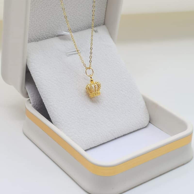ゴールドアクセサリー レディース 華やかな王冠モチーフネックレス