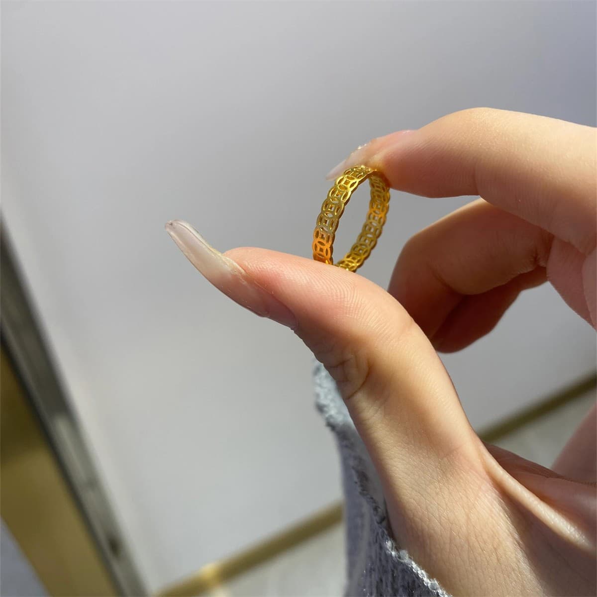 ゴールドアクセサリー レディース 透かし彫り模様のリング