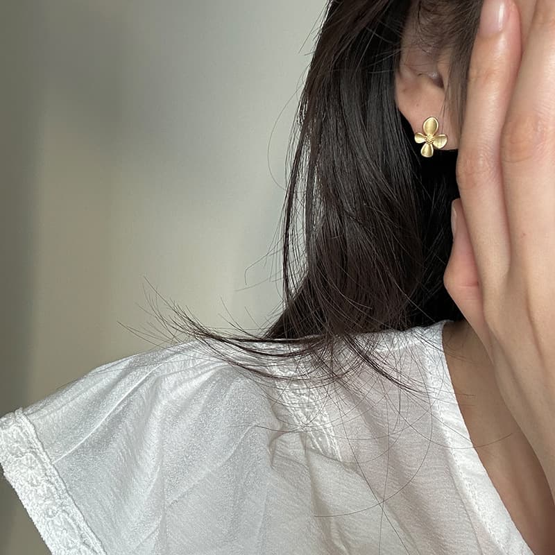 ゴールドアクセサリー レディース 小花モチーフのシンプルピアス