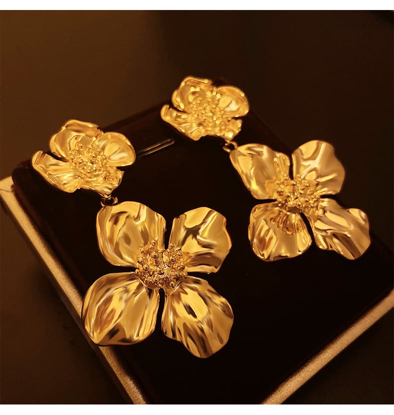 ゴールドアクセサリー 花びら重ねドロップピアス