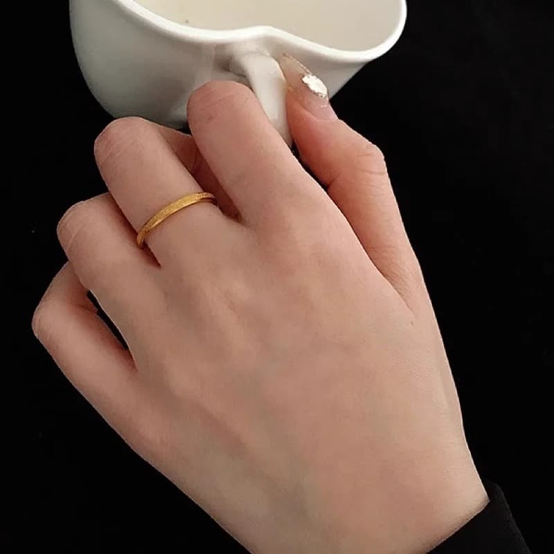 ゴールドアクセサリー 輝く粒子装飾の細身上品指輪