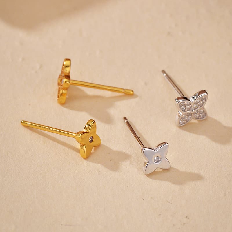 ゴールドアクセサリー レディース 四つ葉モチーフのピアス