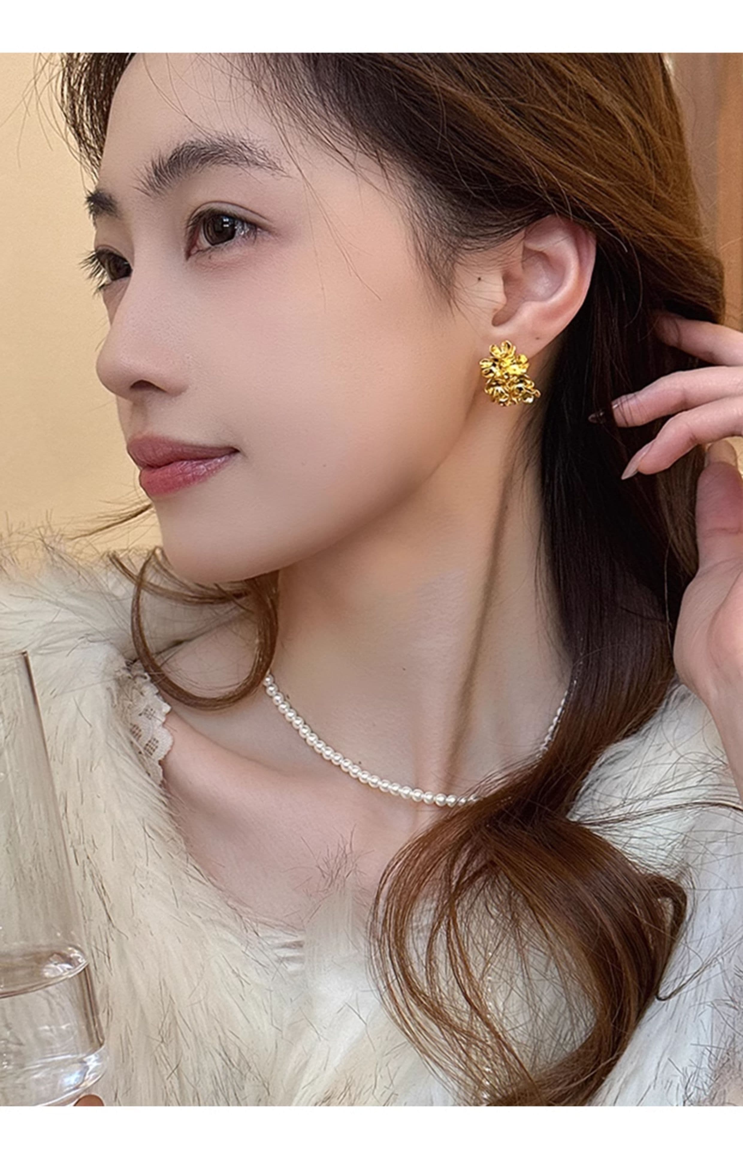 ゴールドアクセサリー 花束の輝き 立体感ある小花ピアス