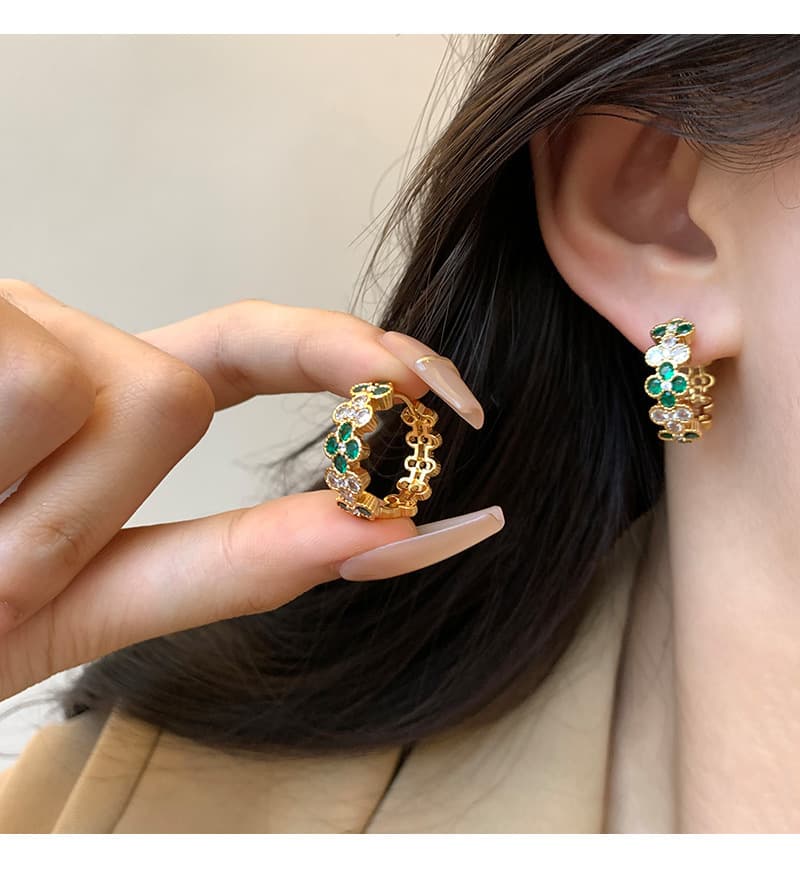 ゴールドアクセサリー レディース 華やか花模様 宝石ピアス