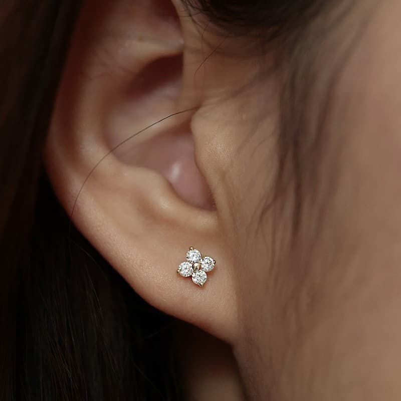 ゴールドアクセサリー レディース 四粒ダイヤモンド フラワースタッドピアス