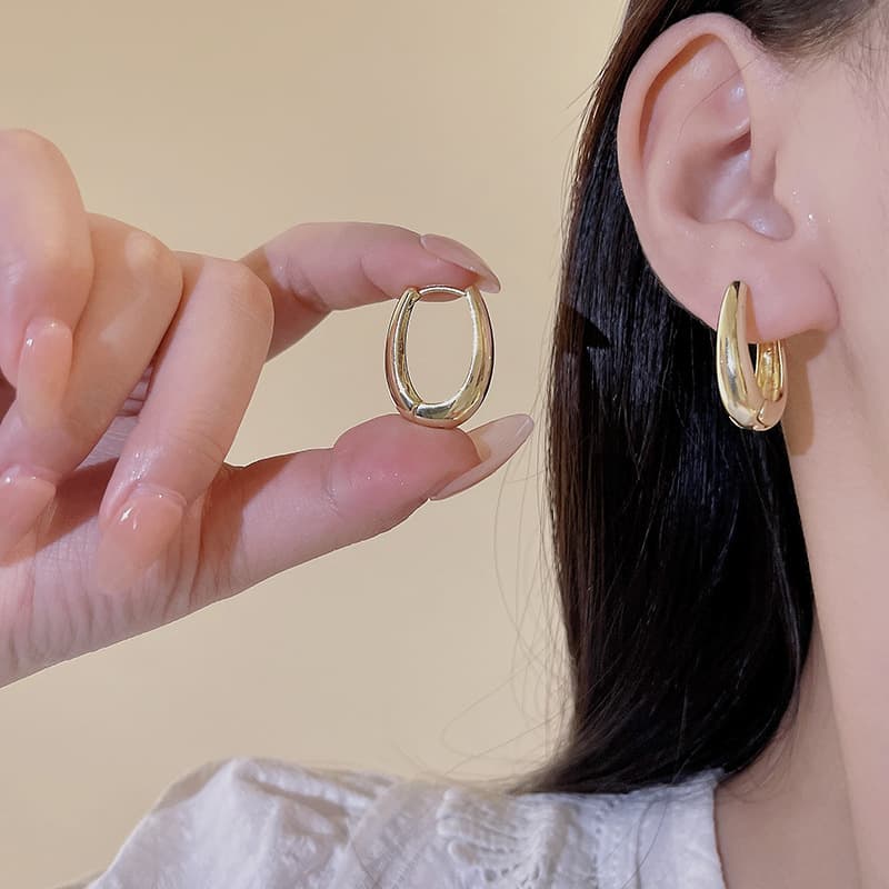 ゴールドアクセサリー 上品な楕円形フープピアス