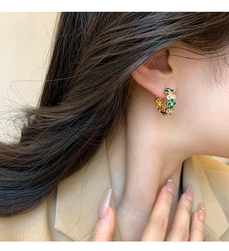 ゴールドアクセサリー レディース 華やか花模様 宝石ピアス