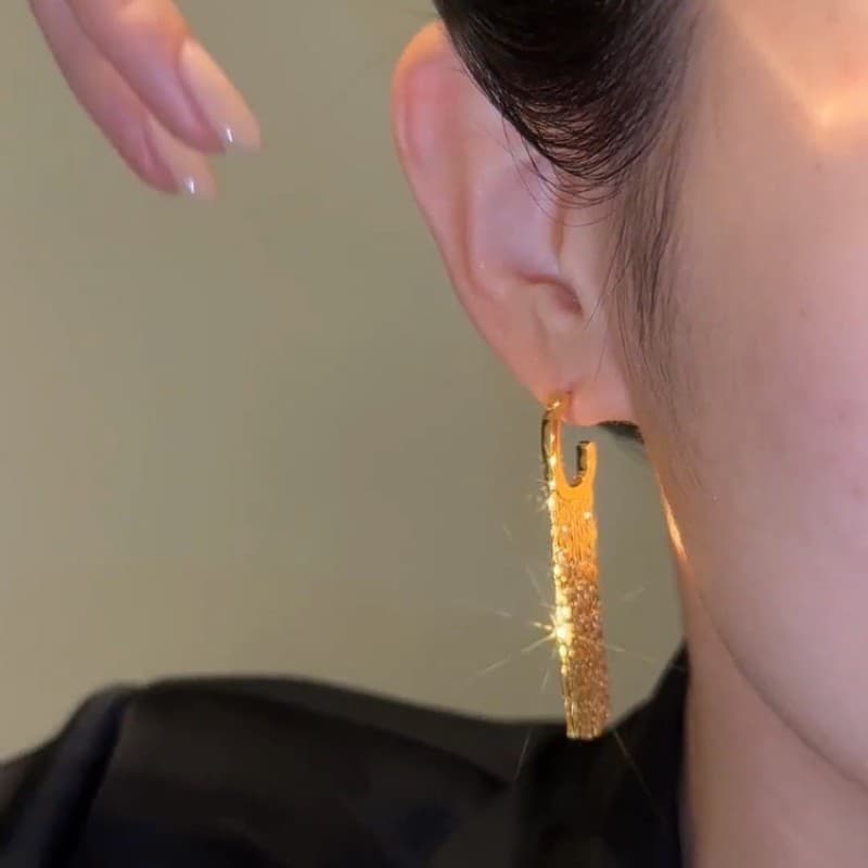 ゴールドアクセサリー レディース 輝きタッセルフックピアス