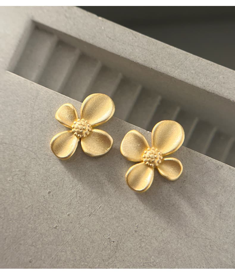 ゴールドアクセサリー レディース 小花モチーフのシンプルピアス