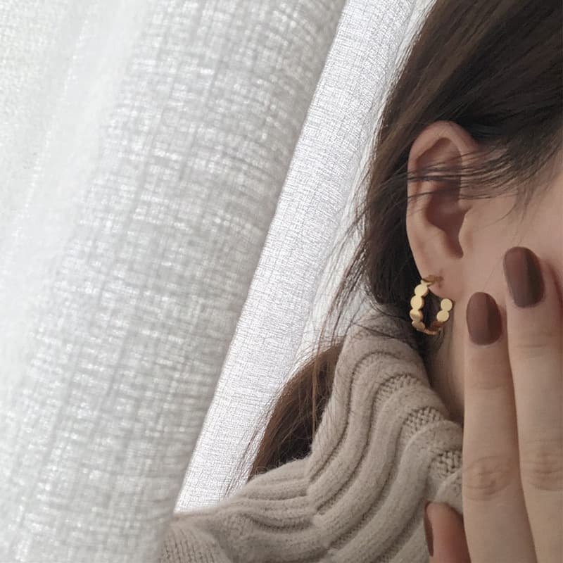 ゴールドアクセサリー レディース まるい粒がつながるフープ型イヤリング