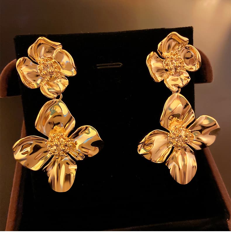 ゴールドアクセサリー 花びら重ねドロップピアス