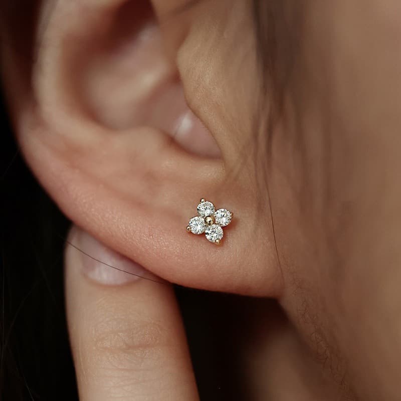 ゴールドアクセサリー レディース 四粒ダイヤモンド フラワースタッドピアス
