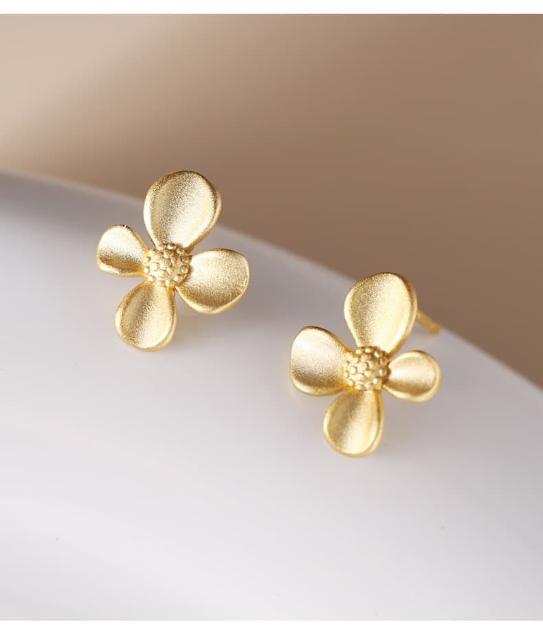 ゴールドアクセサリー レディース 小花モチーフのシンプルピアス