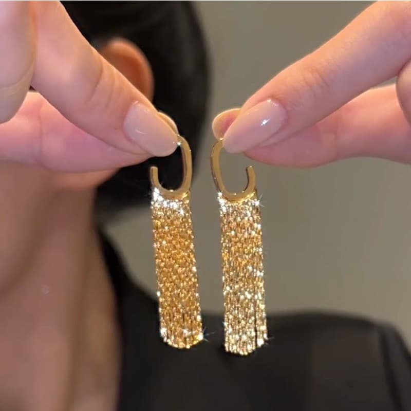 ゴールドアクセサリー レディース 輝きタッセルフックピアス