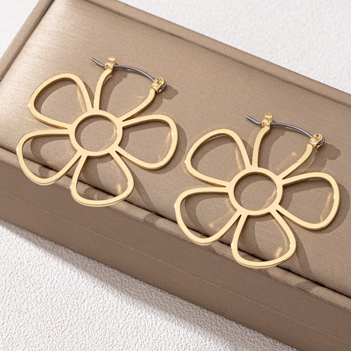ゴールドアクセサリー 華やかフラワーモチーフフープピアス