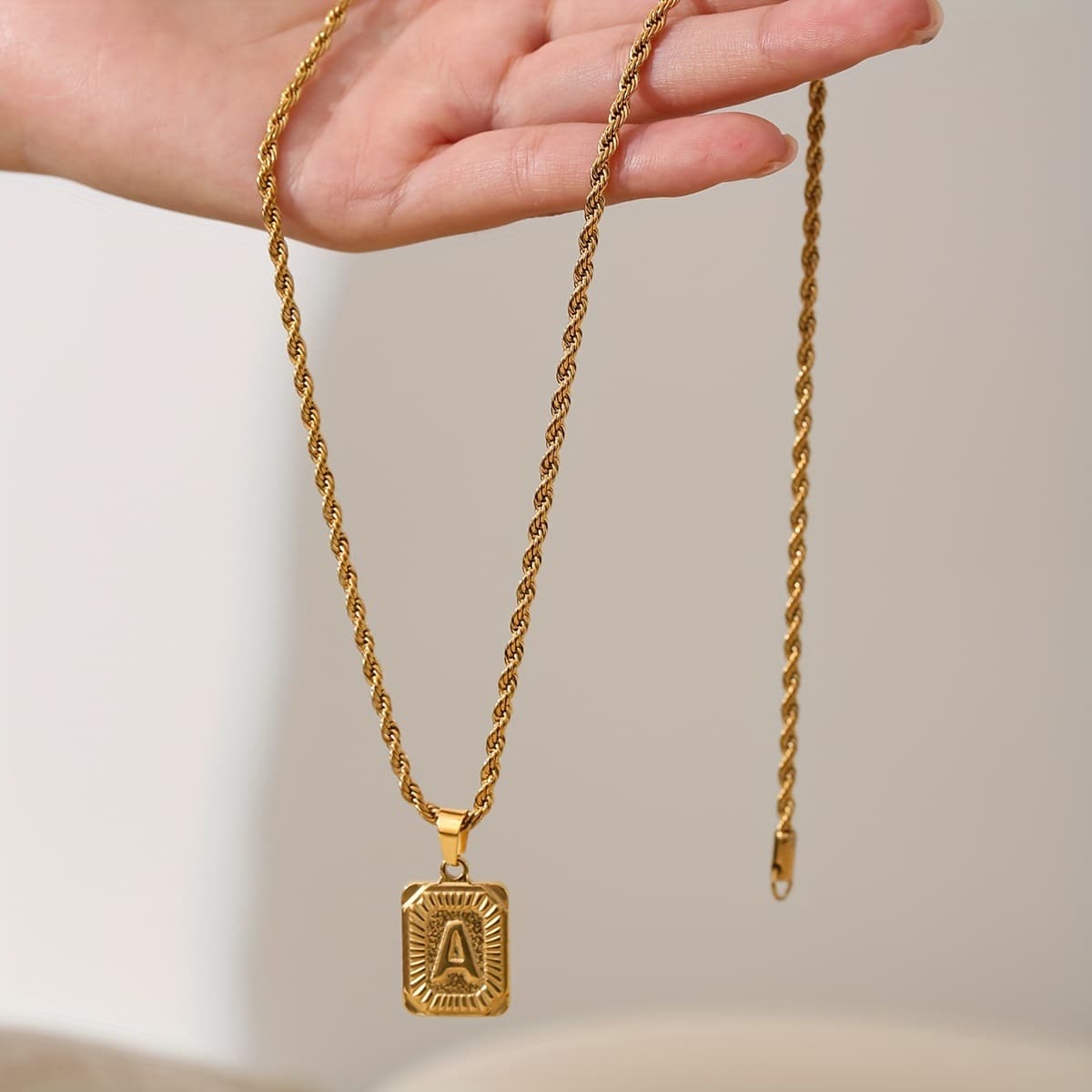 ゴールドアクセサリー ネックレス イニシャル彫刻プレートネックレス