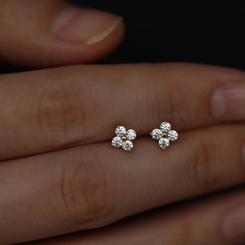 ゴールドアクセサリー レディース 四粒ダイヤモンド フラワースタッドピアス
