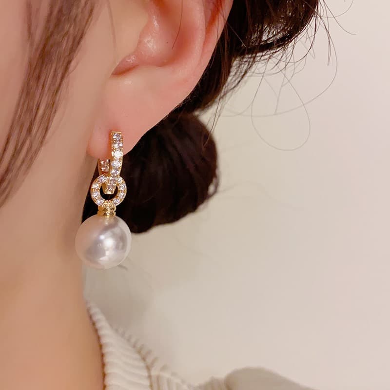 ゴールドアクセサリー レディース 揺れるパール ジュエリーピアス